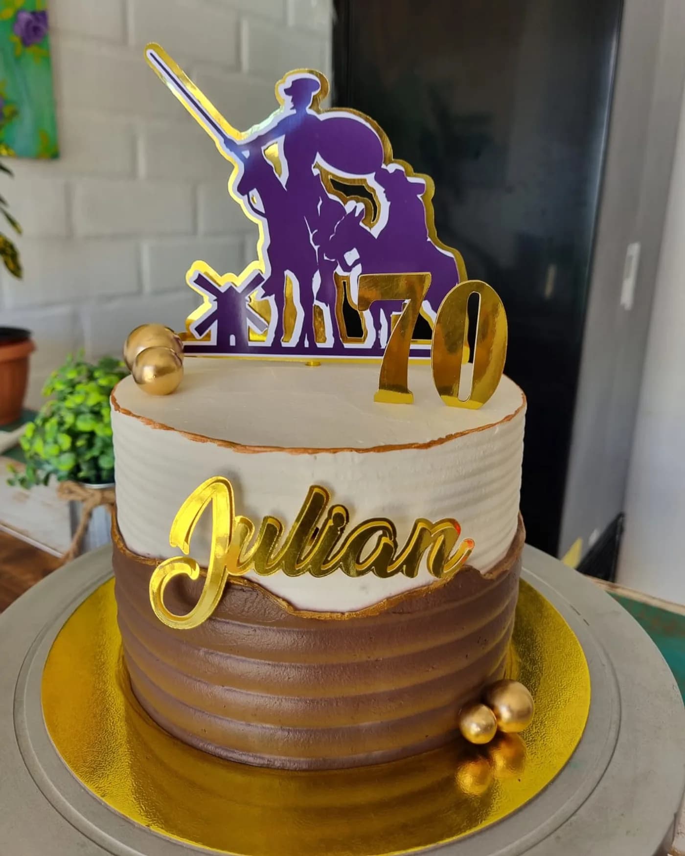 Torta en dos tonos crema y chocolate con el nombre en dorado y topper personalizado